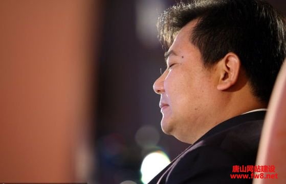 在结束与国美的数年缠斗之后,张近东紧随马云的步伐,带领他的苏宁帝国走上新的变革道路。这一次对手不是同行,而是本不是对手的对手。